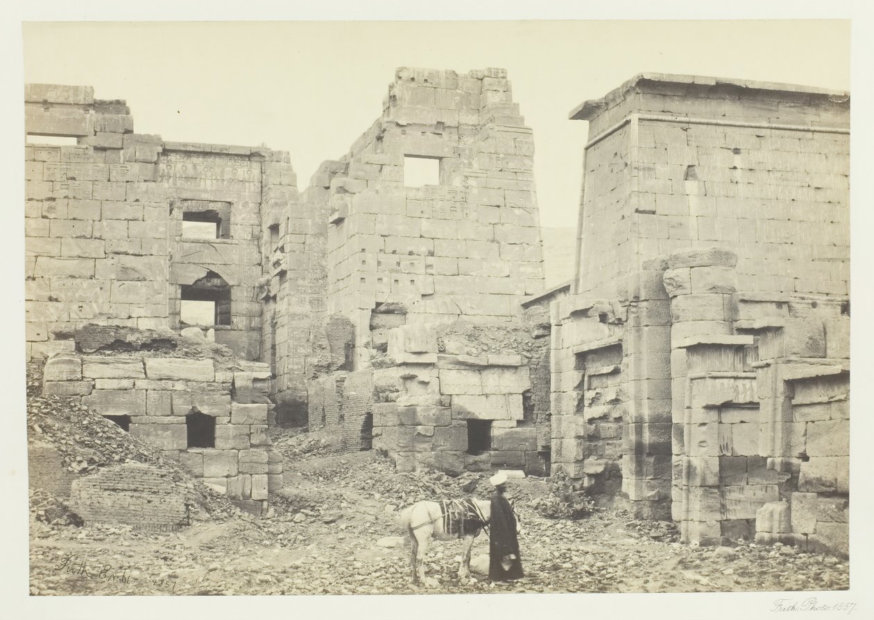 Het tempelpaleis, Medinet Haboo, 1857 door Francis Frith