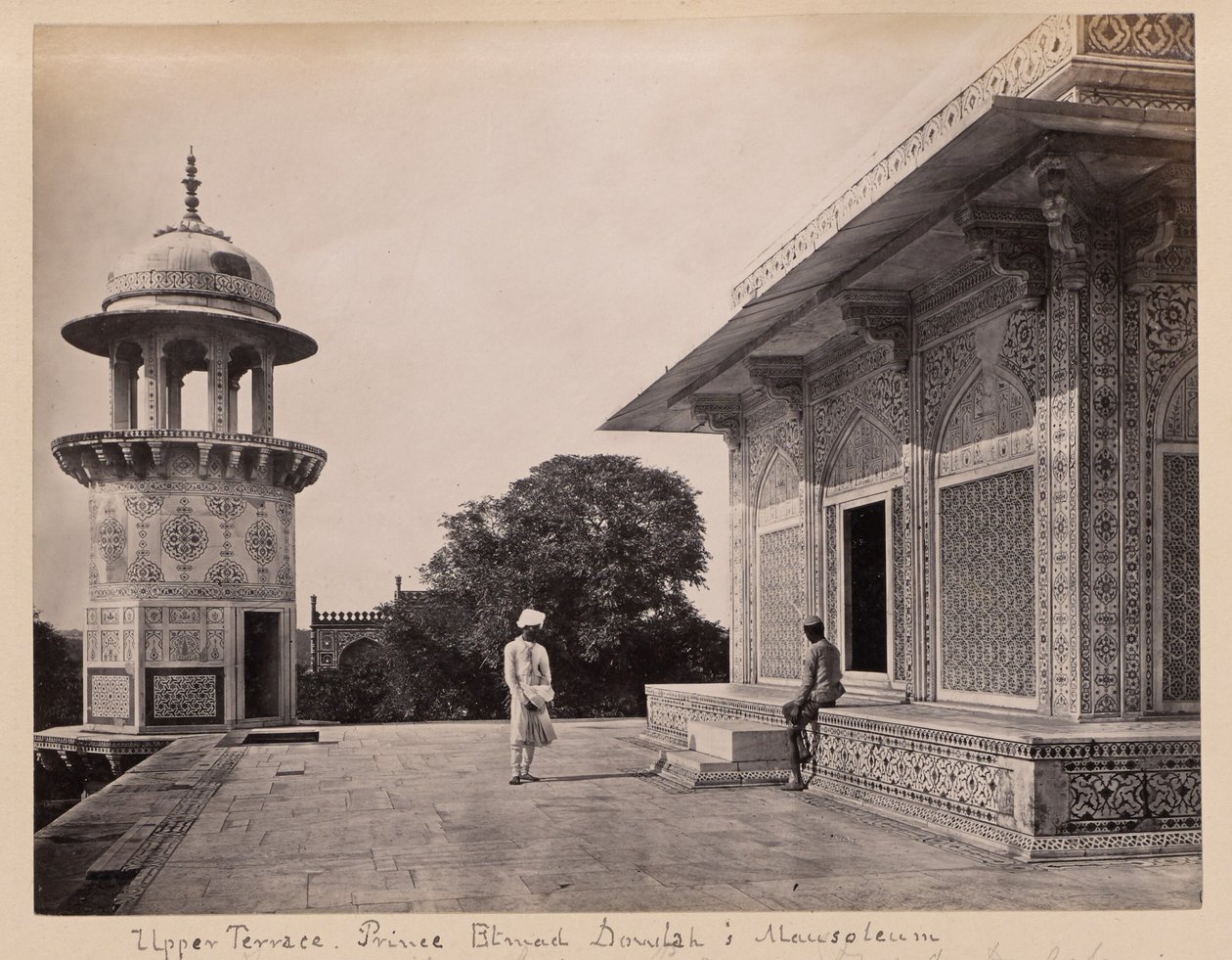 Boventerras, prins Etmad Dowlah; mausoleum, Agra door Francis Frith