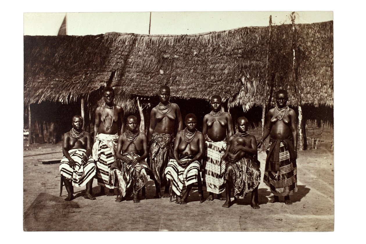De Vrouwen van Koning George, Opobo, nabij Calabar, Nigeria, c.1870 door Francis W. Joaque