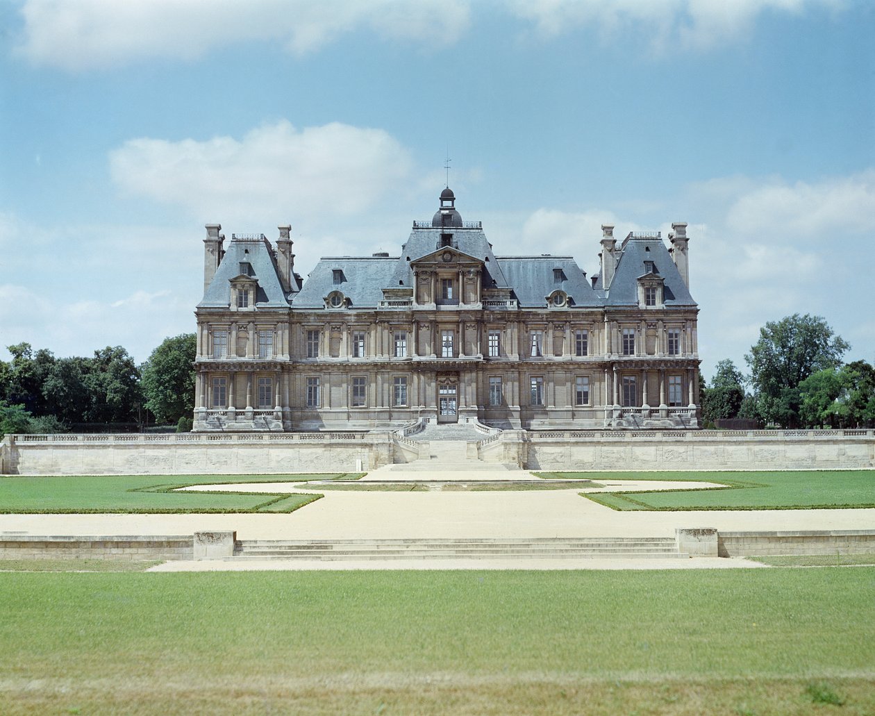 Uitzicht op de Oostgevel van Kasteel de Maisons-Laffitte, gebouwd 1642-51 door Francois Mansart