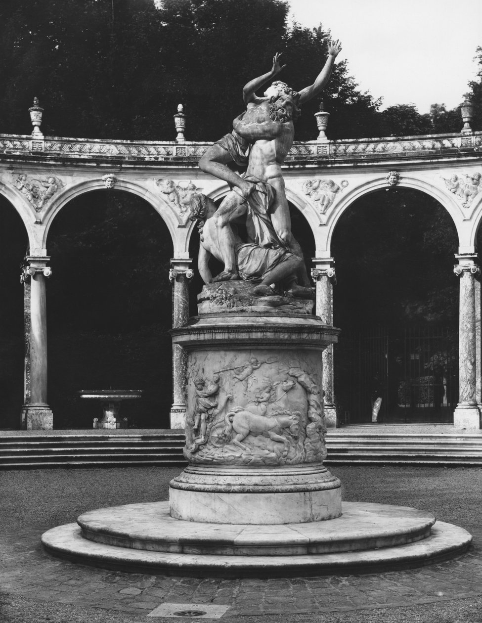 Verkrachting van Proserpina door Pluto terwijl een van haar metgezellen haar tegenhoudt, bos van de Colonnade door Francois Girardon