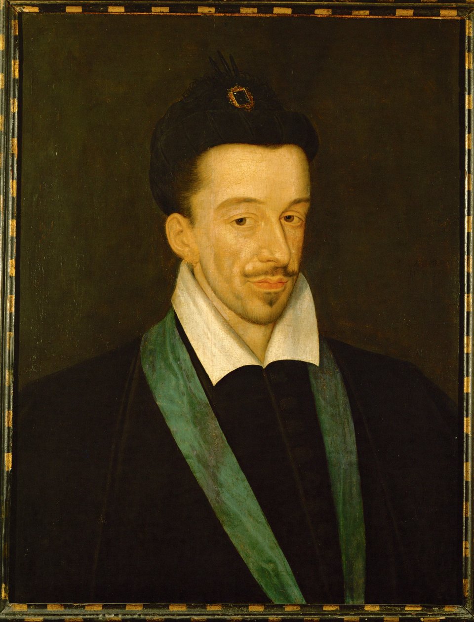 Henri III, koning van Frankrijk, draagt het blauwe lint van de Orde van de Saint Esprit ... door François Quesnel