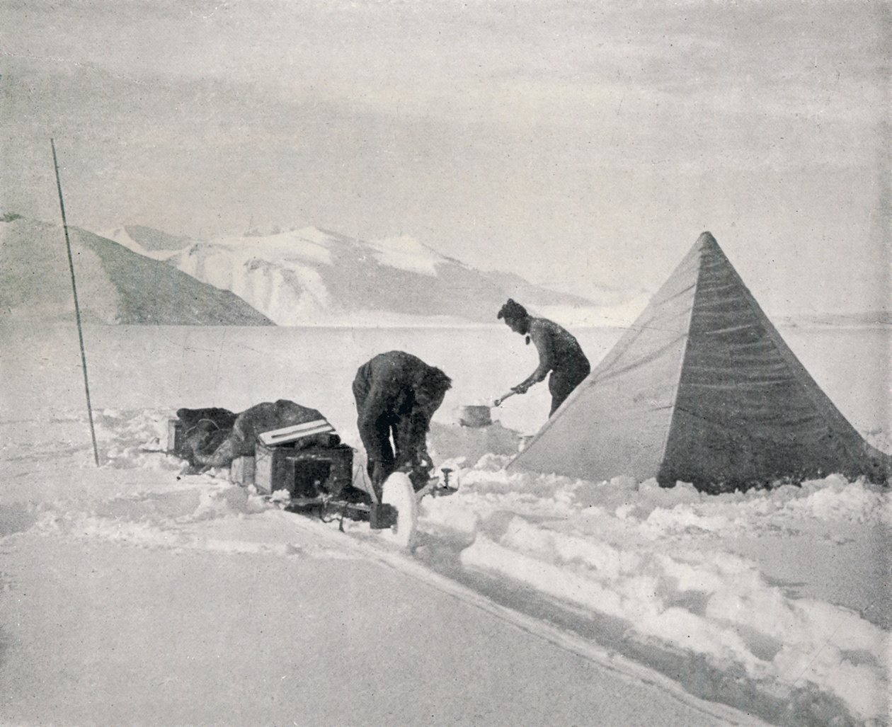 Zwaar sleetje rijden in nieuwe sneeuw bij Point Disappointment, december 1911, 1913 door Frank Debenham