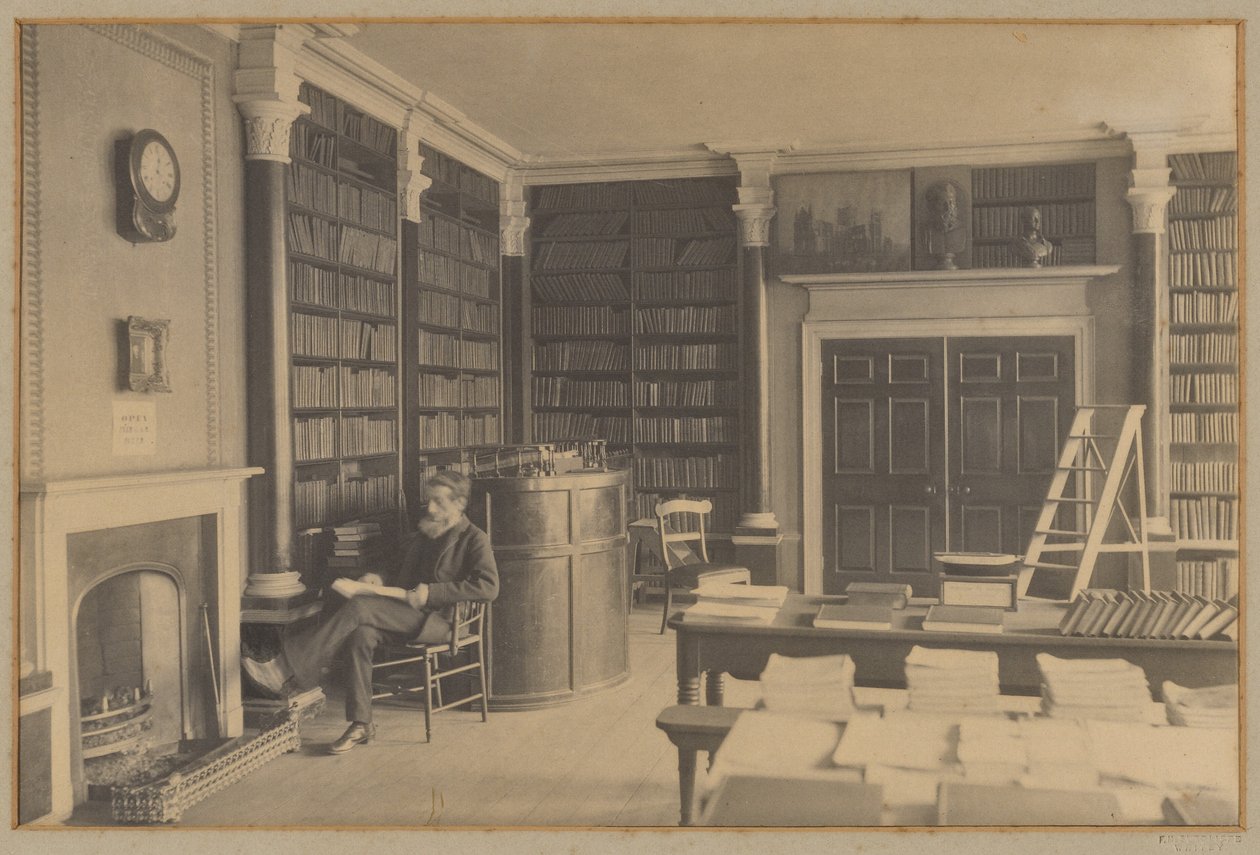 [Man die leest in een bibliotheek] door Frank Meadow Sutcliffe