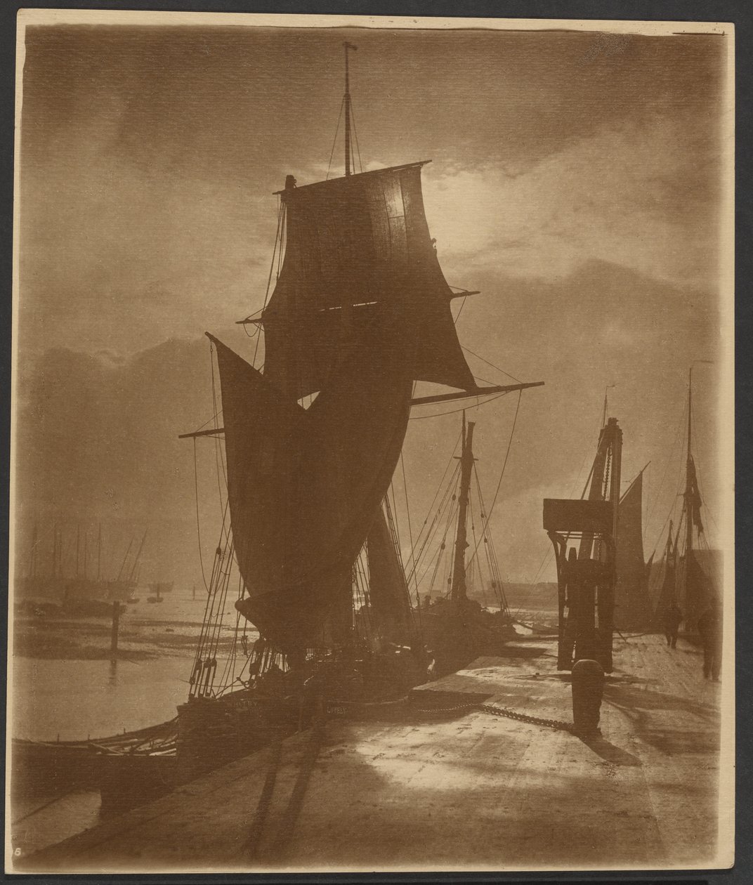 Zonneschijn en regenbui door Frank Meadow Sutcliffe