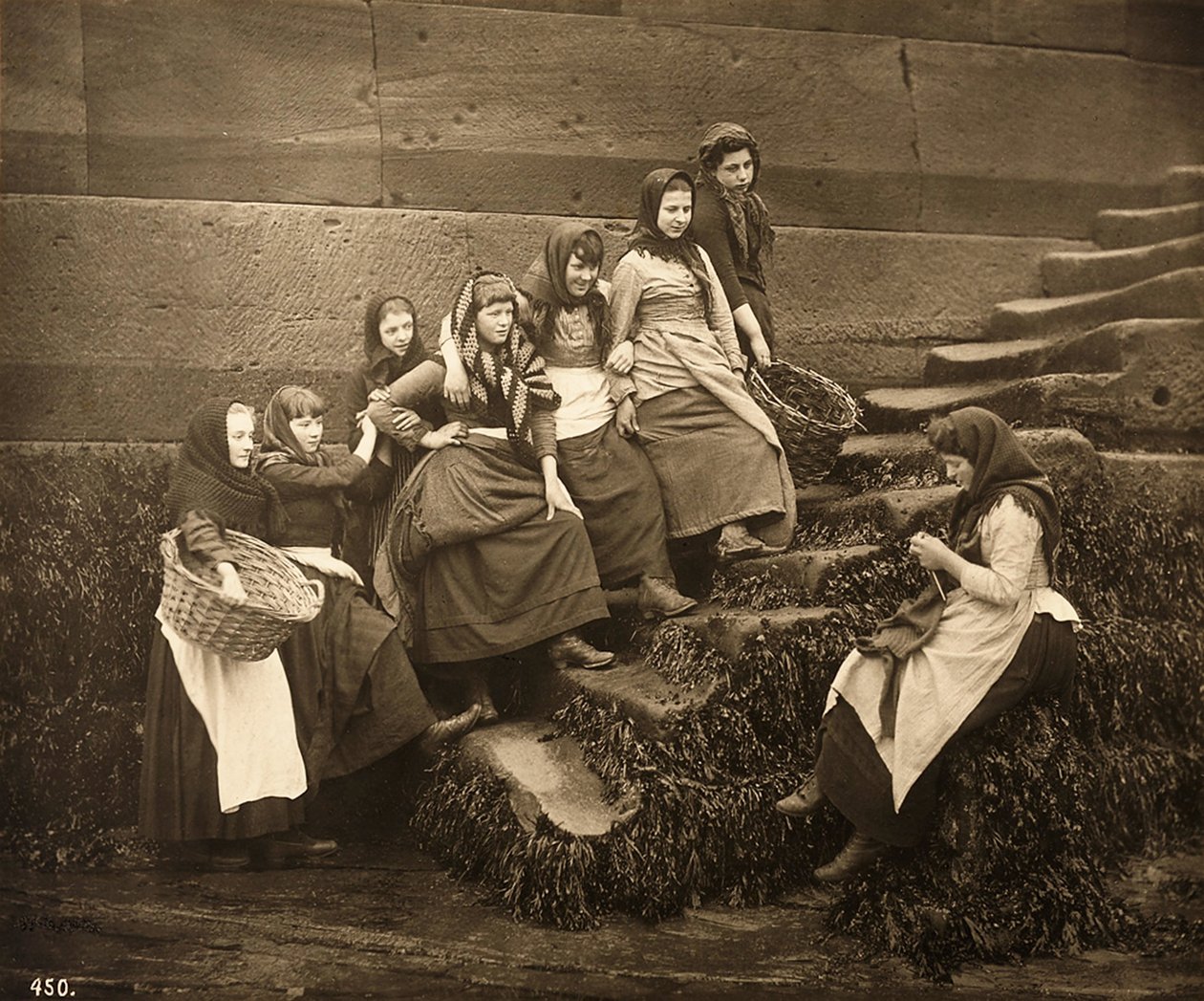 Vrouwen wachten op de vangst van de dag, Whitby Haven, Noord-Yorkshire, c.1899 door Frank Meadow Sutcliffe