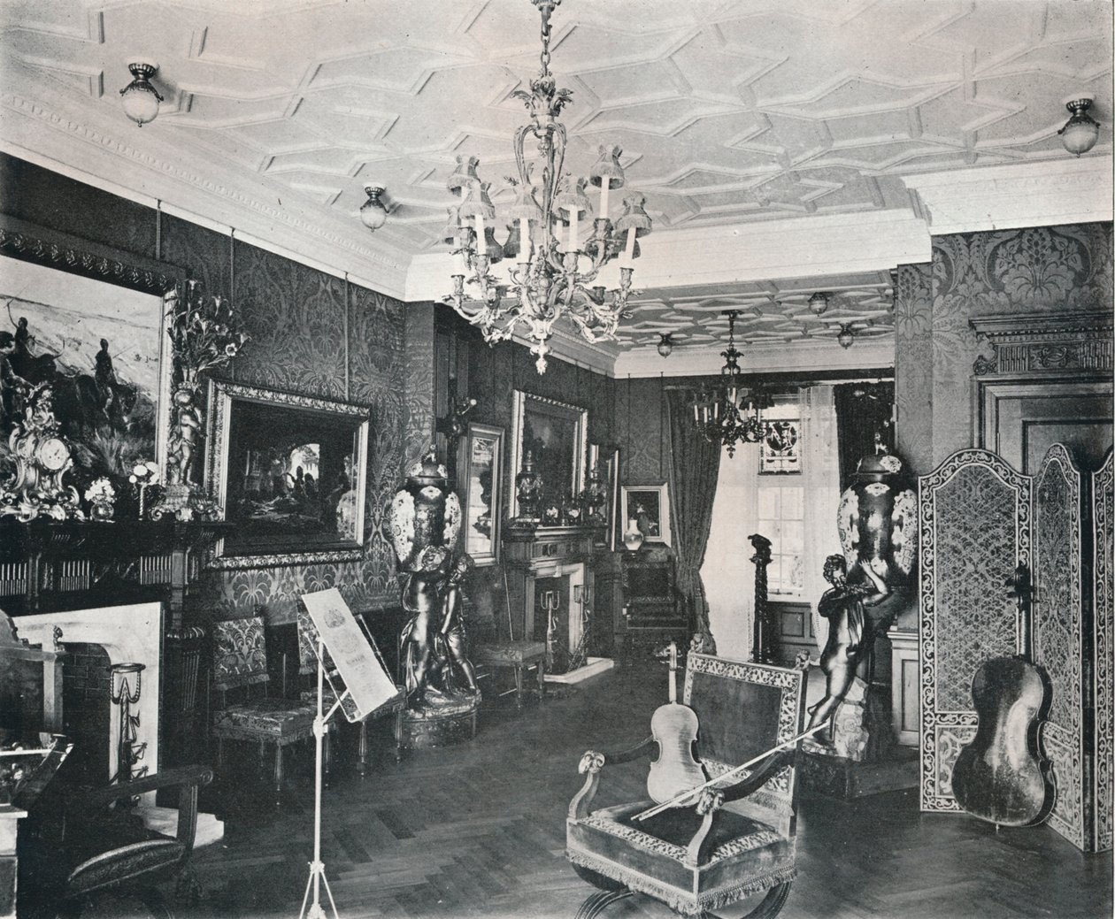 De muziekkamer, het huis van kapitein Harvey, Hampstead, ca. 1903 door Frank William Brookman