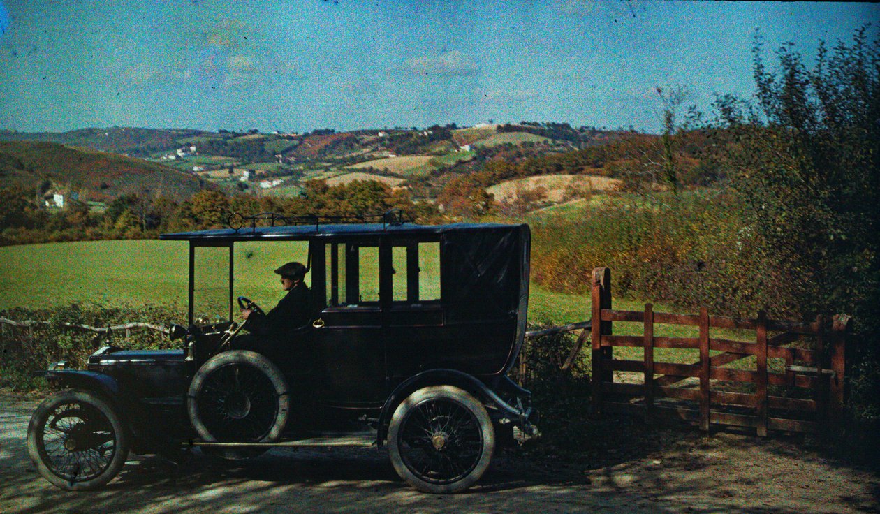 Vroege kleurenautochrome circa 1916. Man in een auto, mogelijk de fotograaf in Engeland door Franklin Price Knott