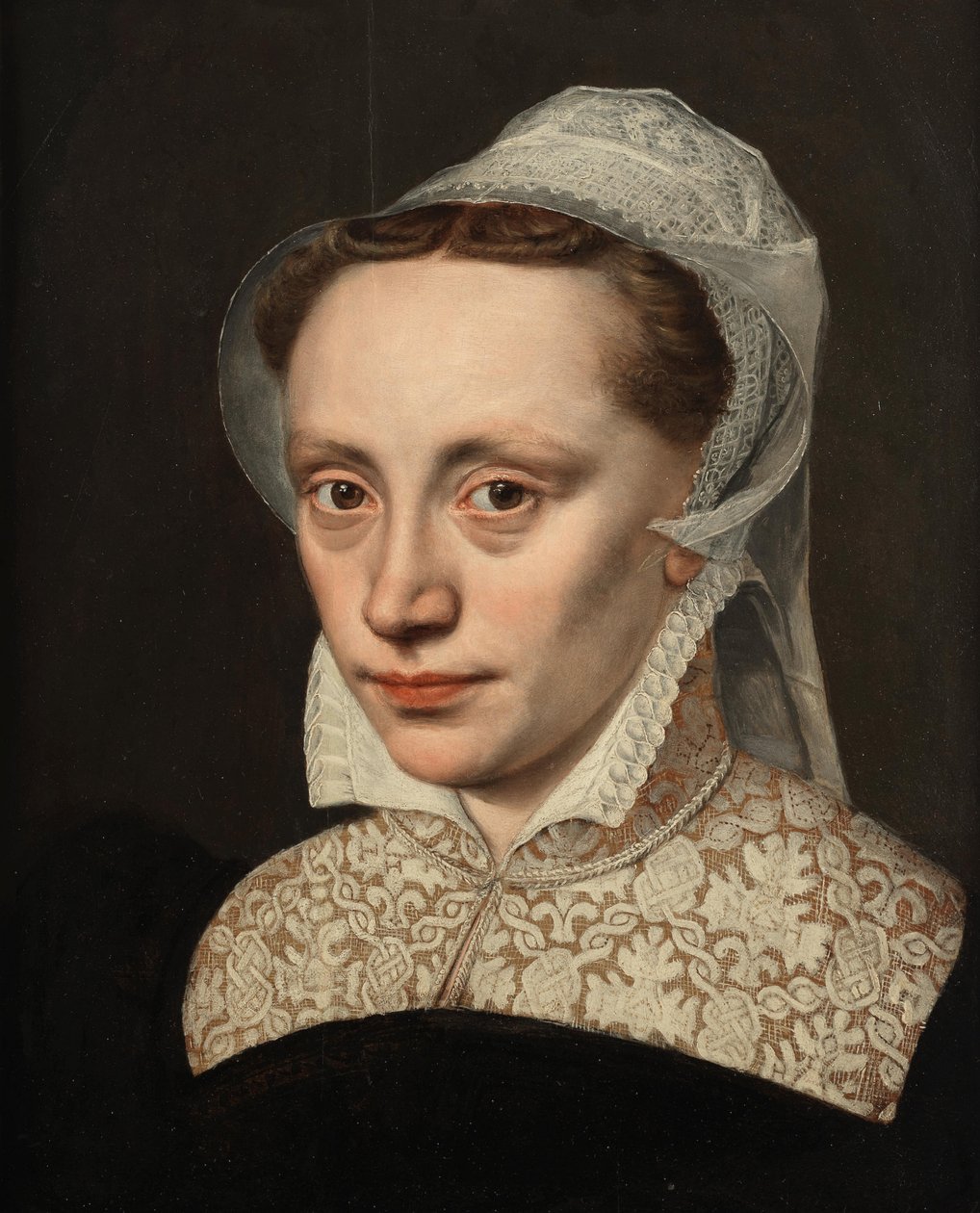 Portret van een dame, borstlengte, in zwart kostuum met witte kanten kraag en hoofdtooi door Frans Pourbus the Elder