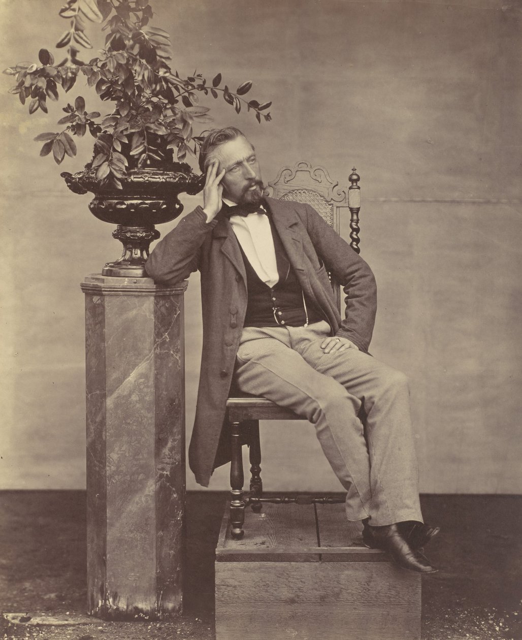 [Mathias Höusermann zittend met elleboog op voetstuk met een vaas bloemen], 1850s-60s door Franz Antoine