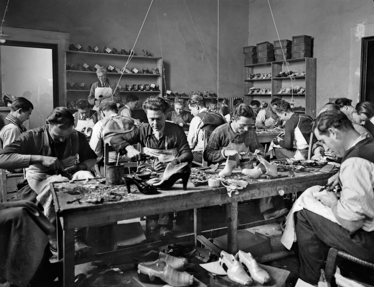 Ambachtslieden aan het werk in de studio van schoenontwerper en fabrikant Ferragamo in Palazzo Feroni, Florence, 1937 door Fratelli Alinari Fratelli Alinari