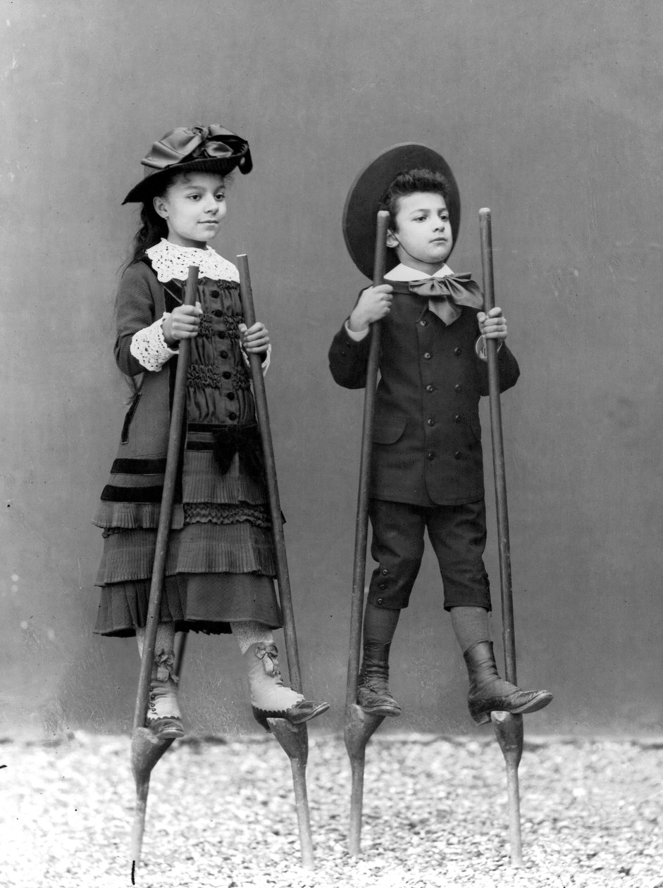 Romualdo Alinaris kinderen, Adele en Arturo, op stelten, Florence, c.1875 door Fratelli Alinari Fratelli Alinari
