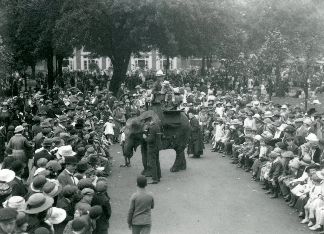 Menigte bezoekers kijkt naar een olifantenrit in de London Zoo, augustus bank holiday, 1922 door Frederick William Bond