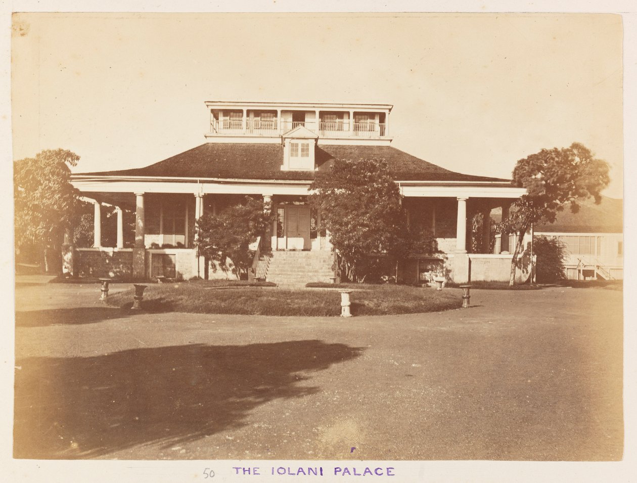 Pacific Station in HMS Triumph - Foto 50, Het Iolani Paleis. Honolulu. door Frederick George Denham Bedford