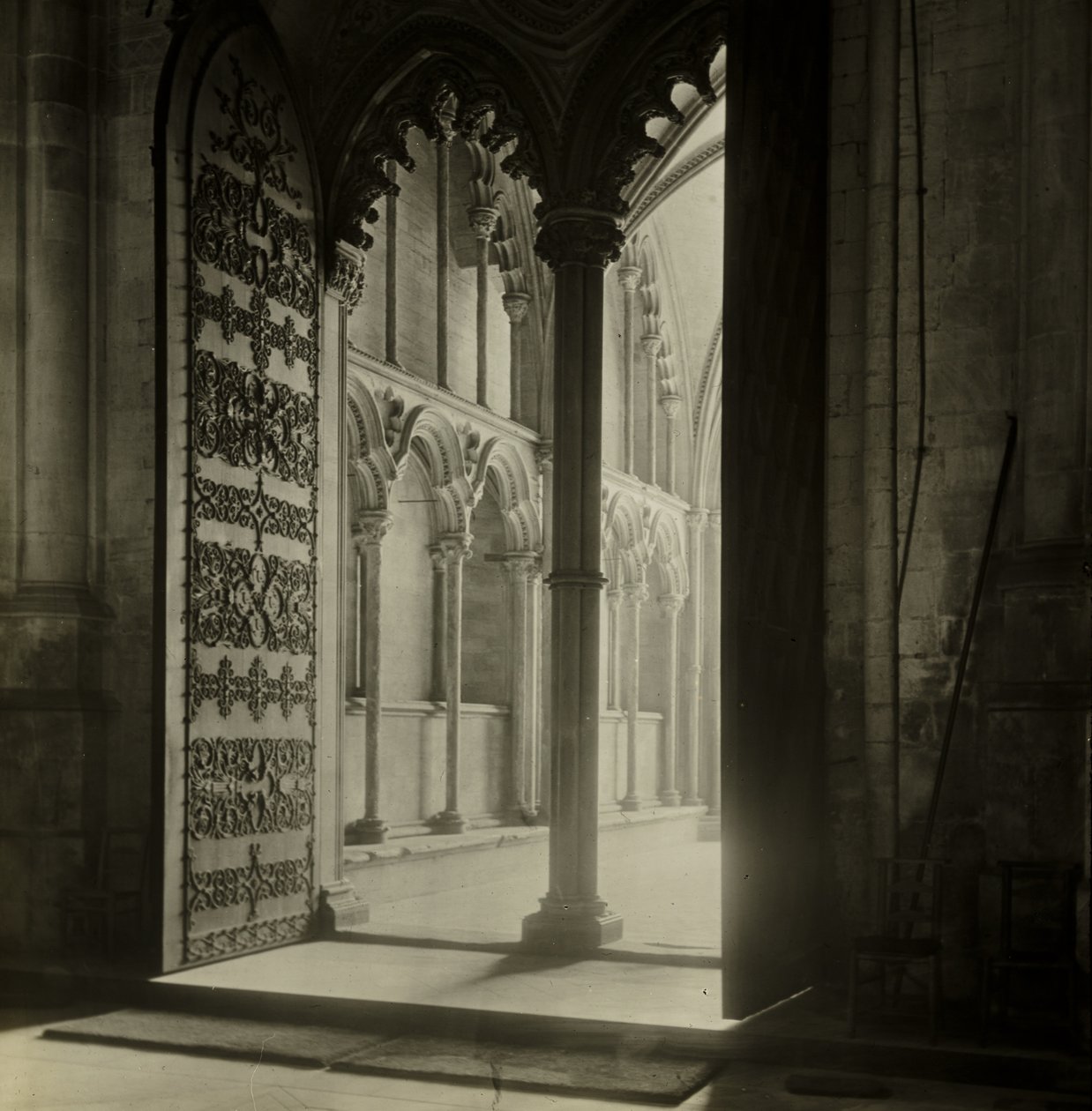 Kathedraal van Ely: Galilee portiek vanuit schip door Frederick H. Evans