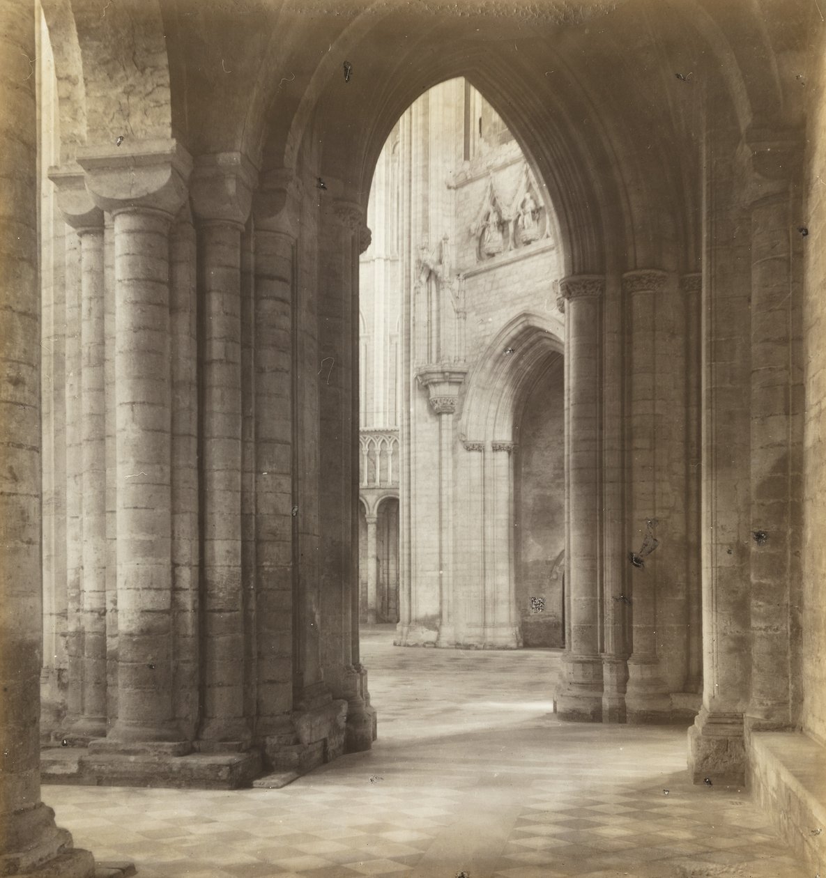 Kathedraal van Ely: Late namiddag aan de overkant van de transepten door Frederick H. Evans