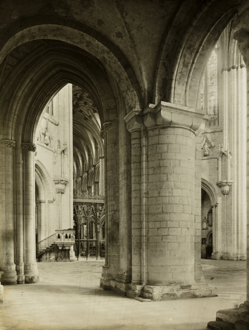 Kathedraal van Ely: Octagon vanaf noordelijke zijbeuk door Frederick H. Evans