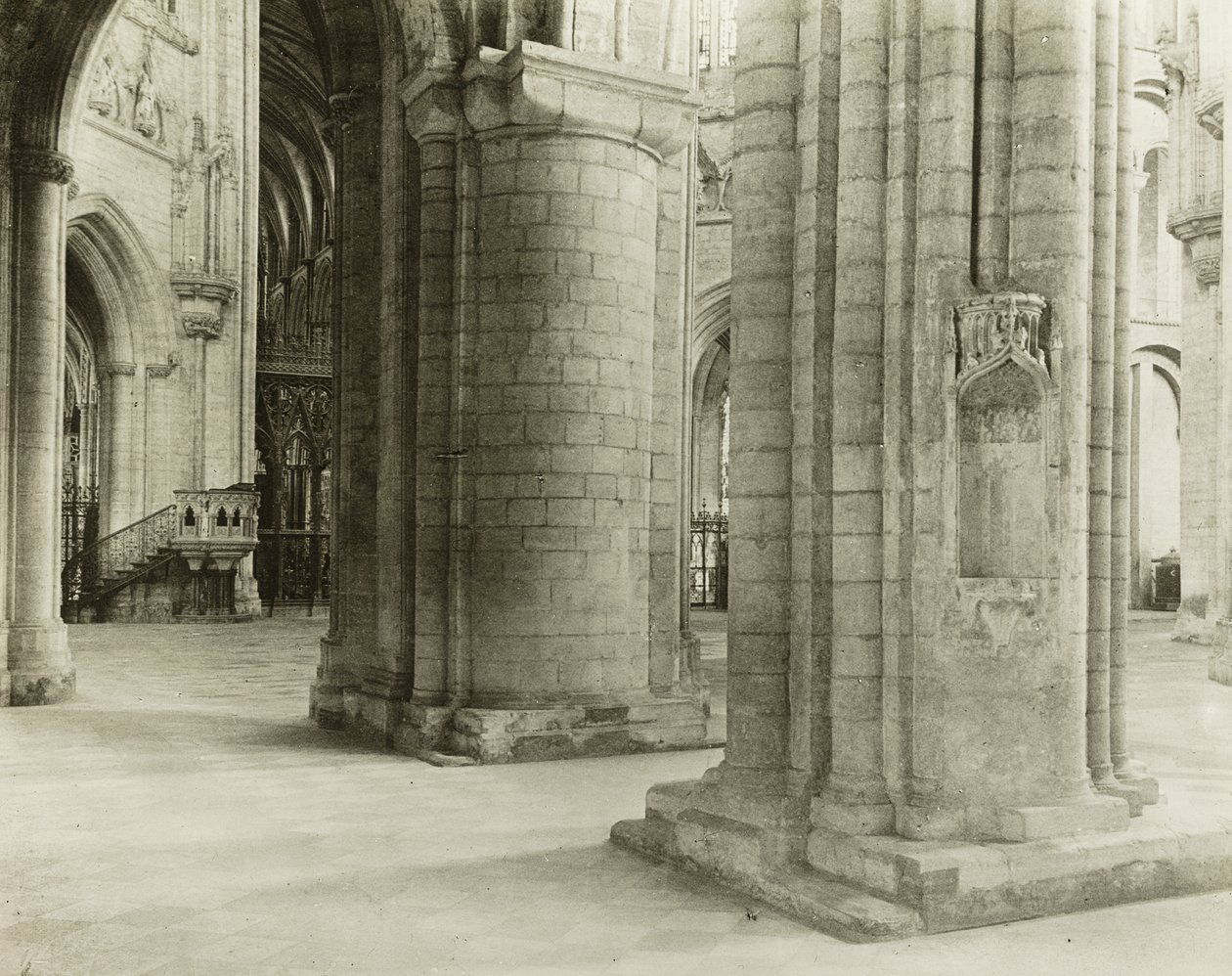 Ely Kathedraal: Octagon naar koor vanuit het noordelijke schip door Frederick Henry Evans