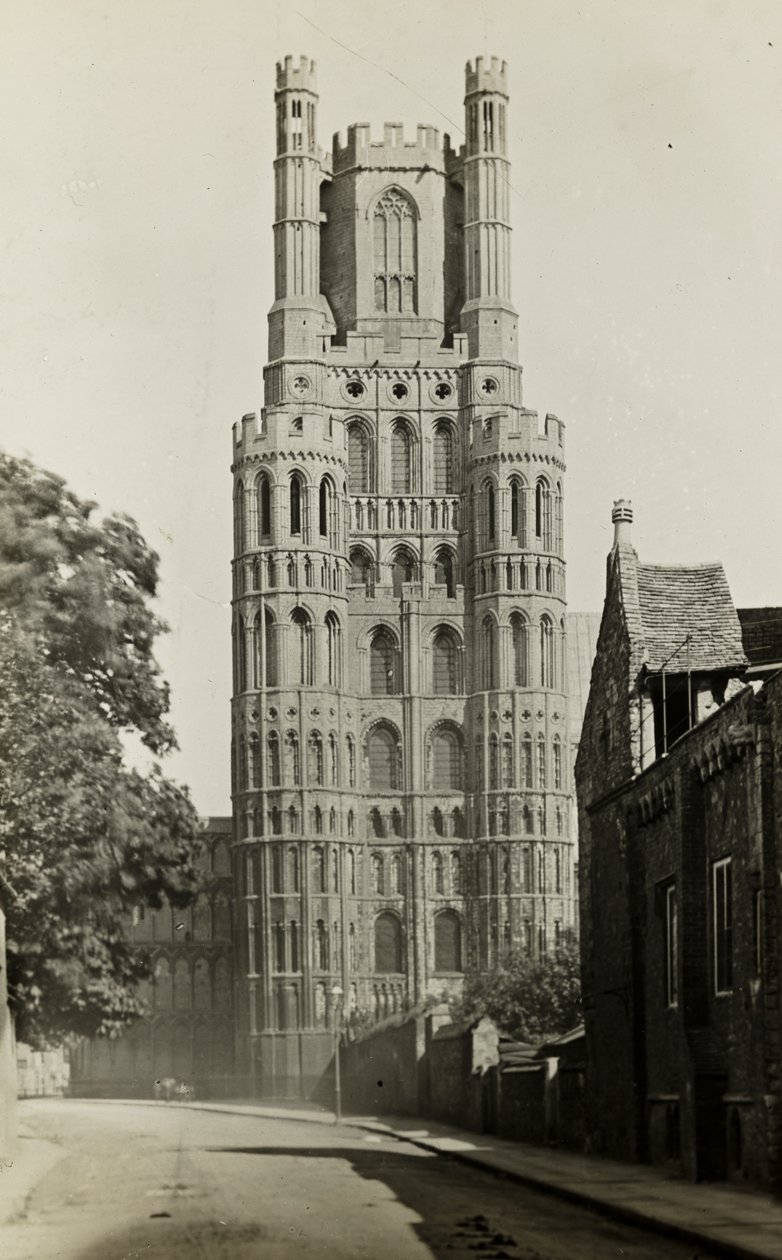 Kathedraal van Ely: Westelijke toren vanaf de galerij door Frederick H. Evans