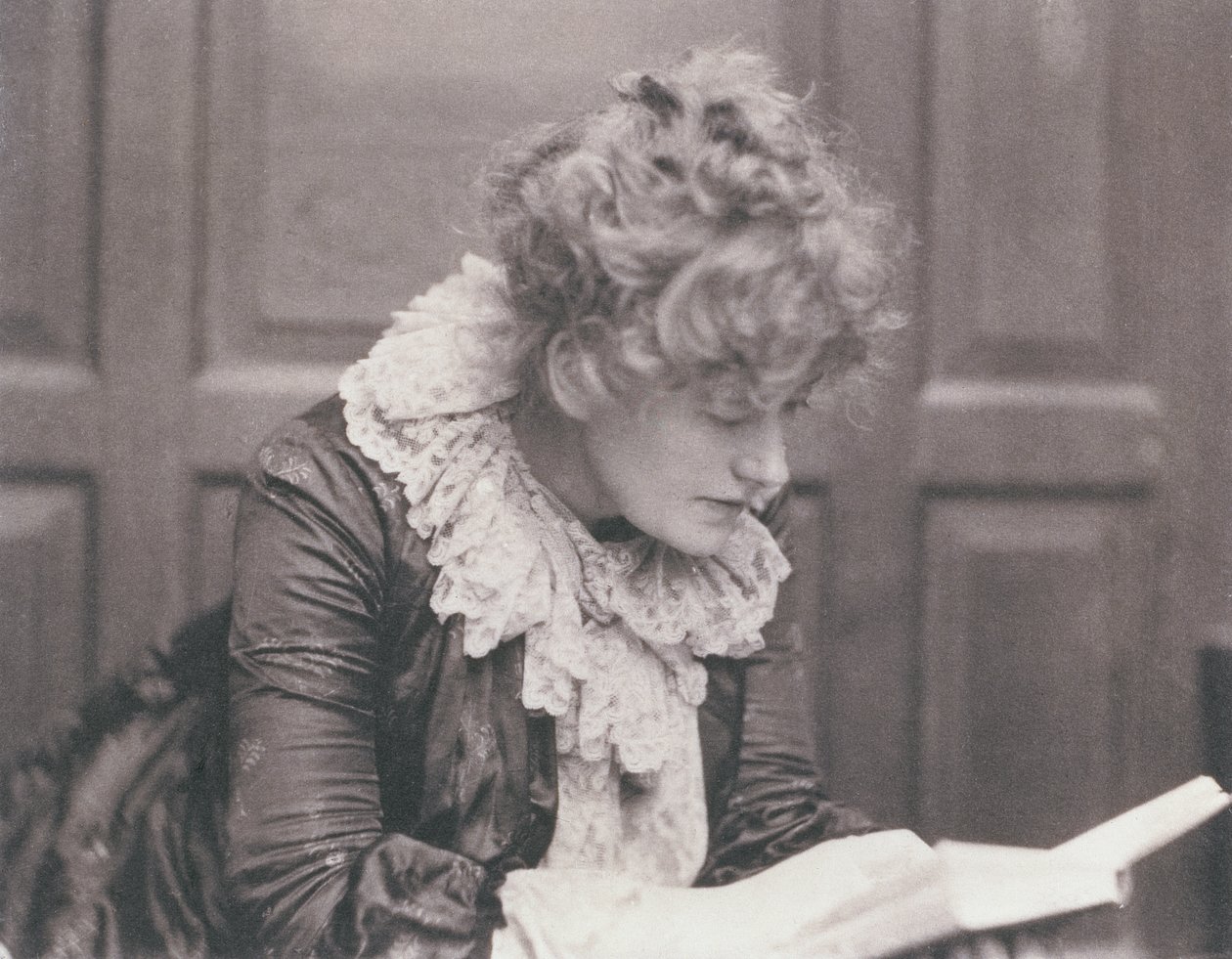 Portretfoto van Ellen Terry (1847-1928) lezend, door Frederick Hollyer (1837-1933) door Frederick Hollyer