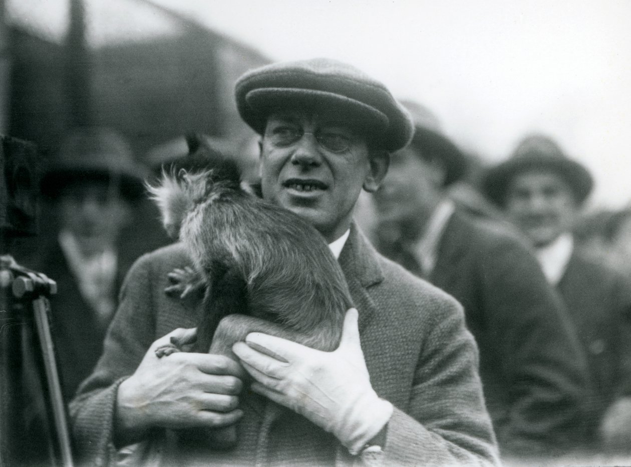 Een Zwartkuifmangabey, mogelijk Freckles, met zijn verzorger, tijdens een buitenuitzending van London Zoo, 1925 door Frederick William Bond