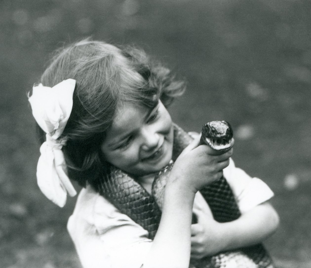Een jong meisje Betty met een Oostelijke Indigo Slang, London Zoo, 1924 door Frederick William Bond