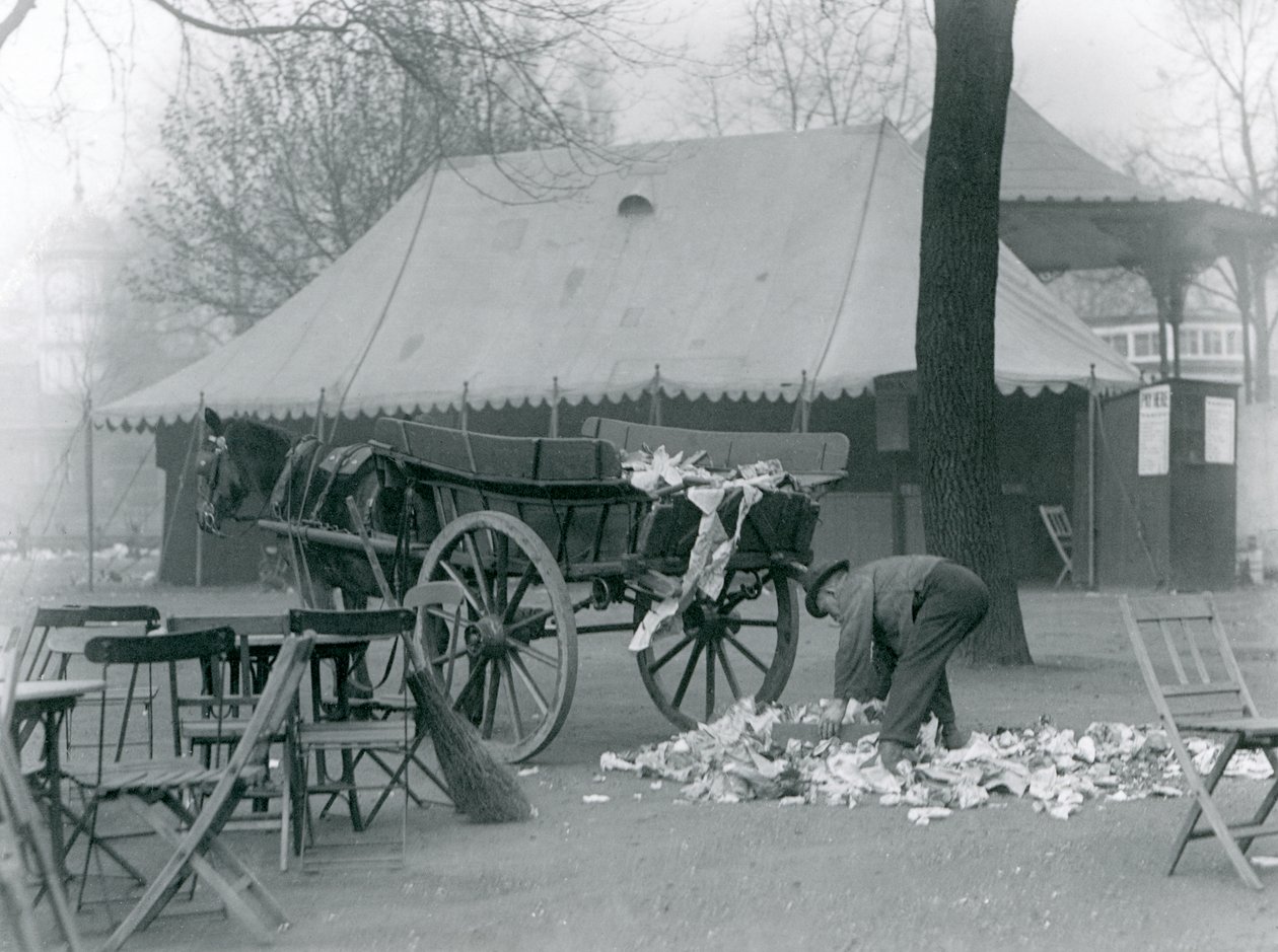 Opruimen na een Bank Holiday in London Zoo in 1924 door Frederick William Bond