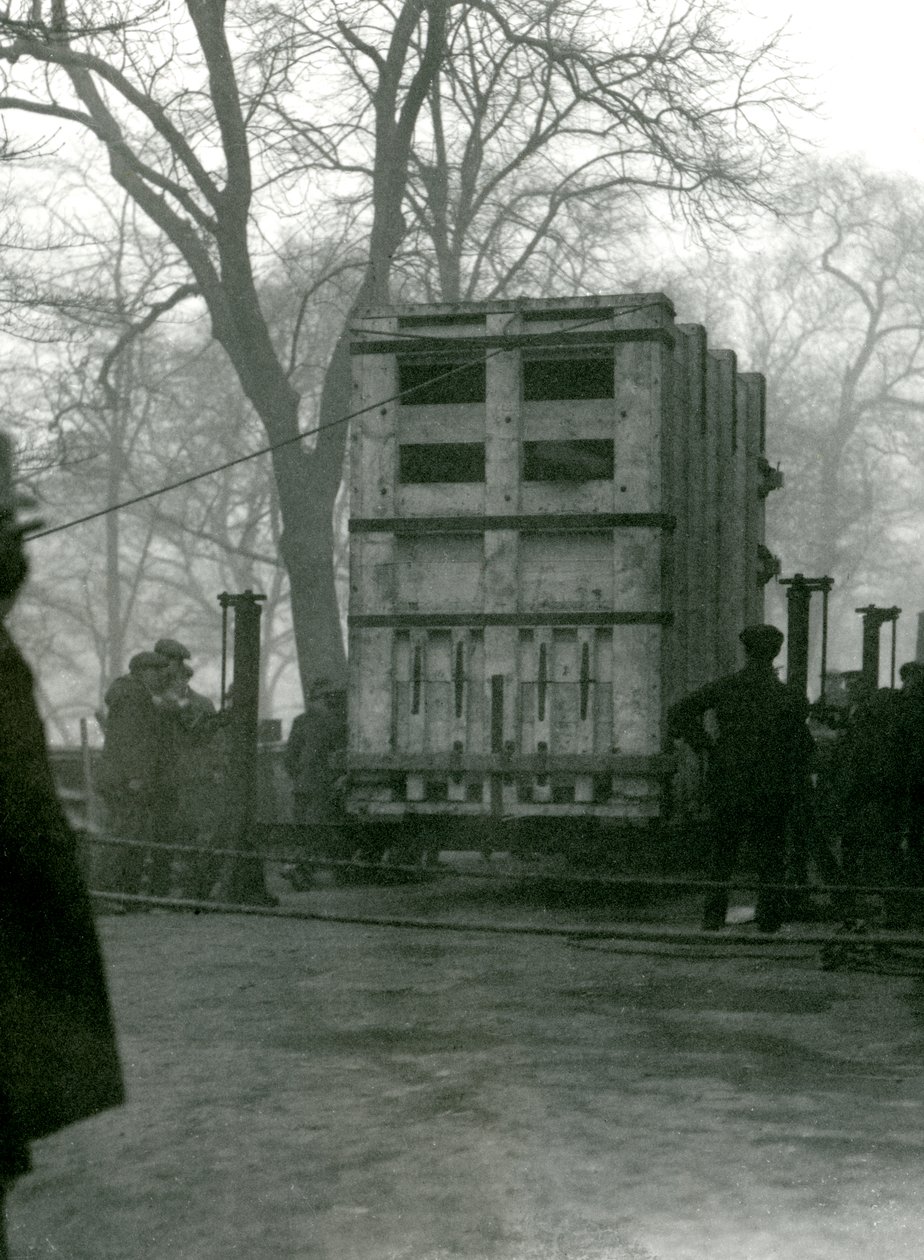 Vervoer van vrouwelijke Aziatische olifant Lukhi, in een houten krat, London Zoo door Frederick William Bond