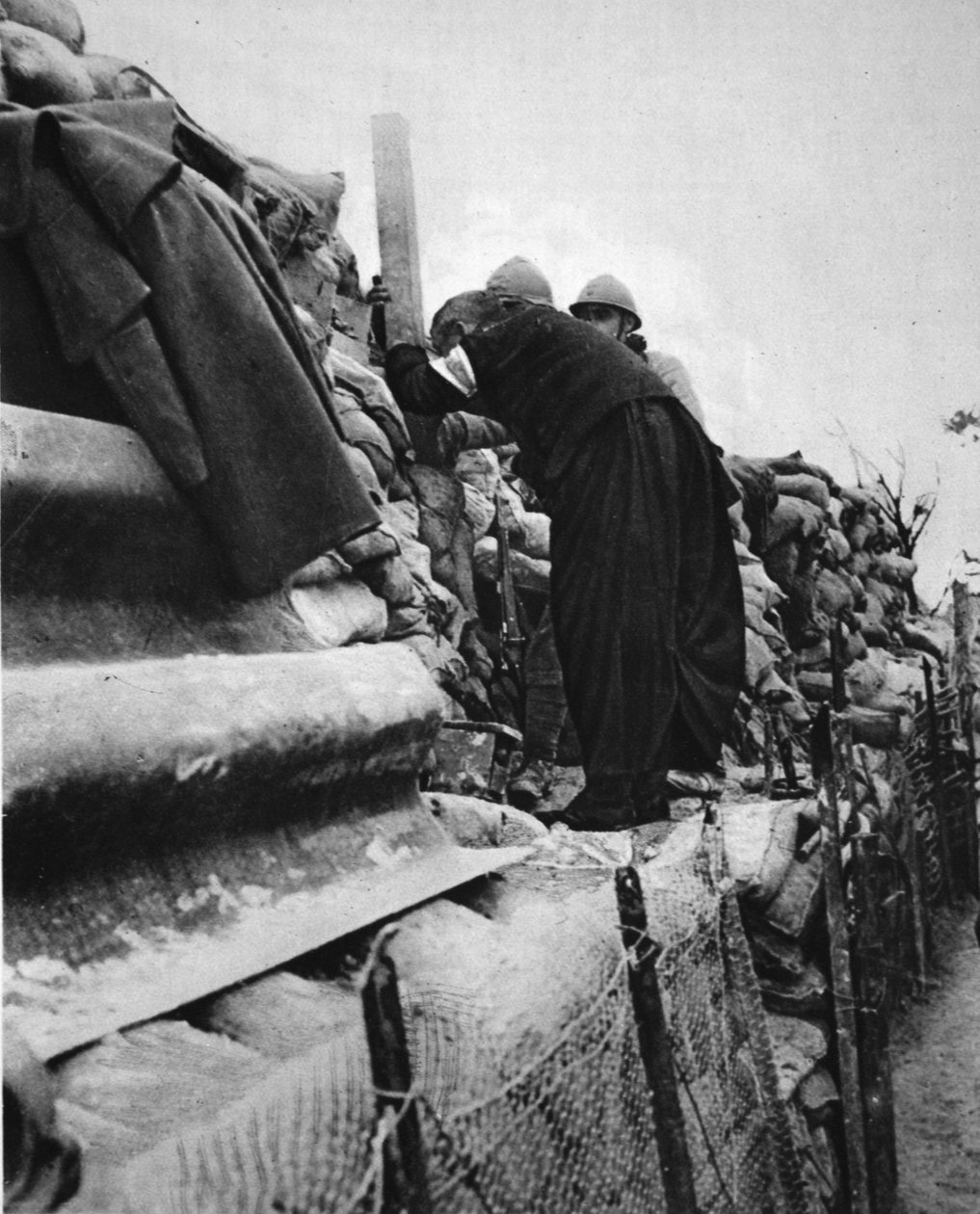 Een Franse priester in de linies: een pastoor die door een loopgraafperiscoop kijkt door French Photographer
