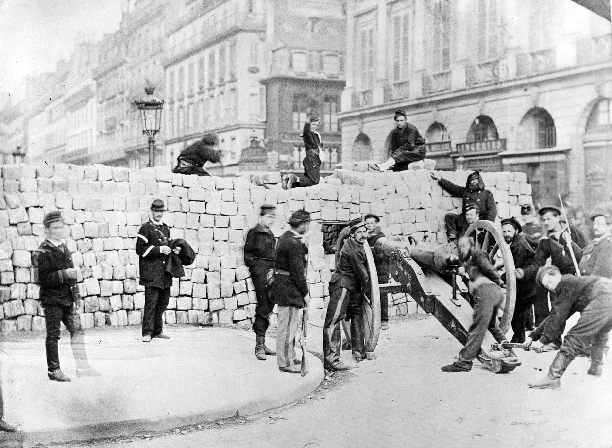 Barricade en Soldaten op de Place Vendôme tijdens het Beleg van Parijs, 1870 door French Photographer