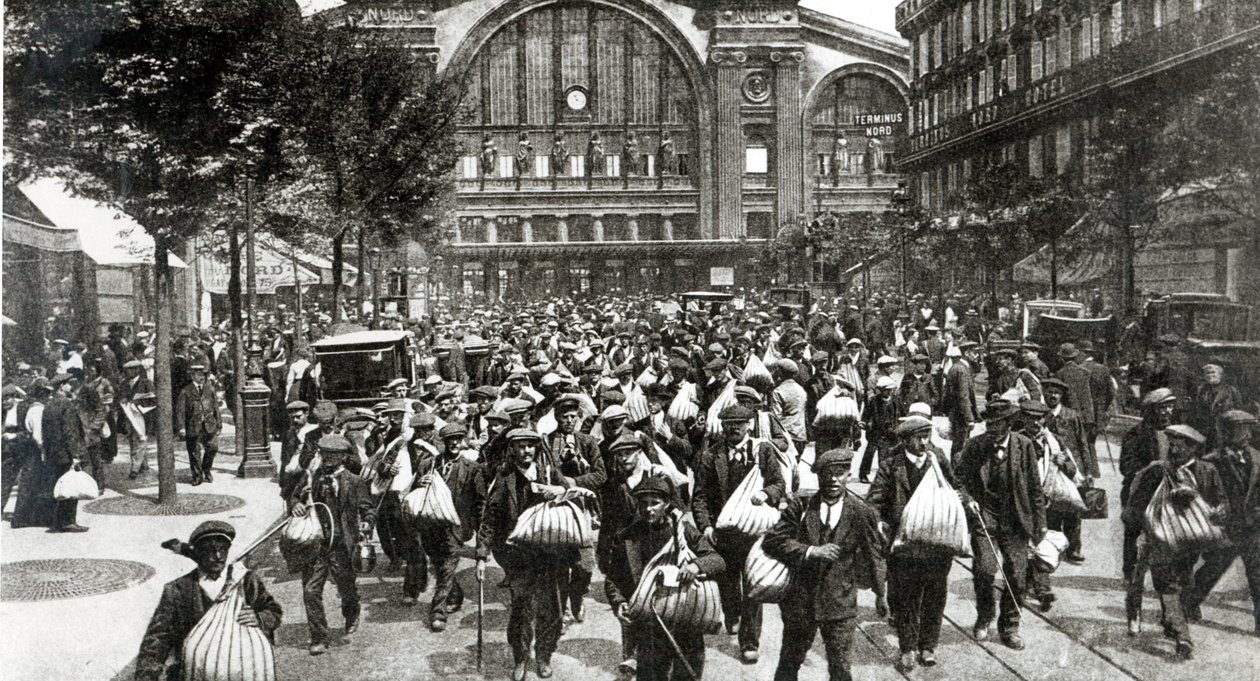 Belgen en vluchtelingen uit de bezette gebieden arriveren in Parijs op Gare du Nord, 1914 door French Photographer