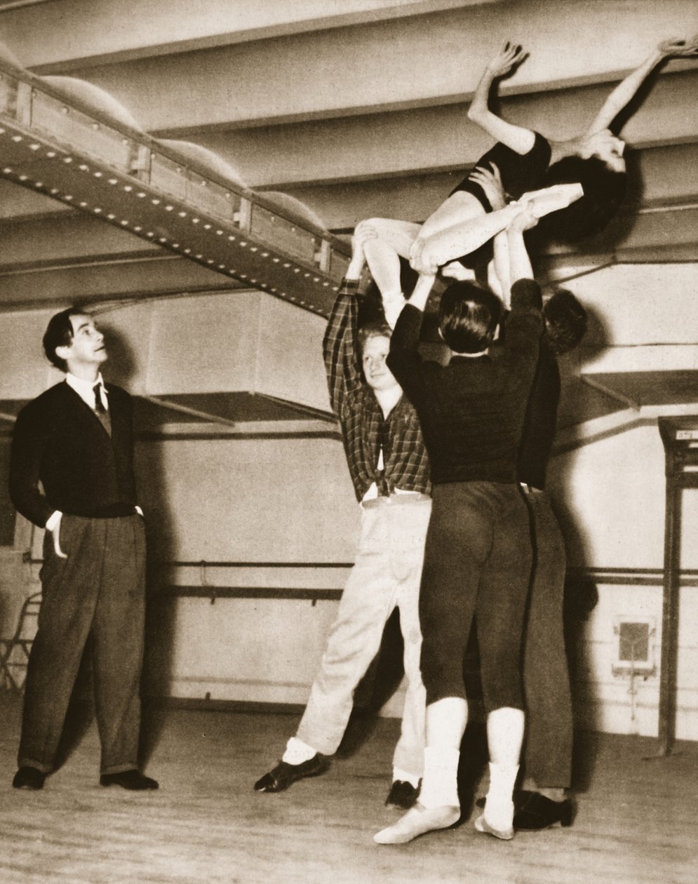 David Lichine tijdens een repetitie voor Un Coeur de Diamant, uit Grand Ballet de Monte-Carlo, 1949 door French Photographer