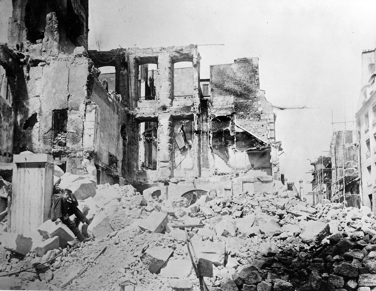 Vernielingen veroorzaakt door Pruisische troepen tijdens het Beleg van Parijs, 1870 door French Photographer