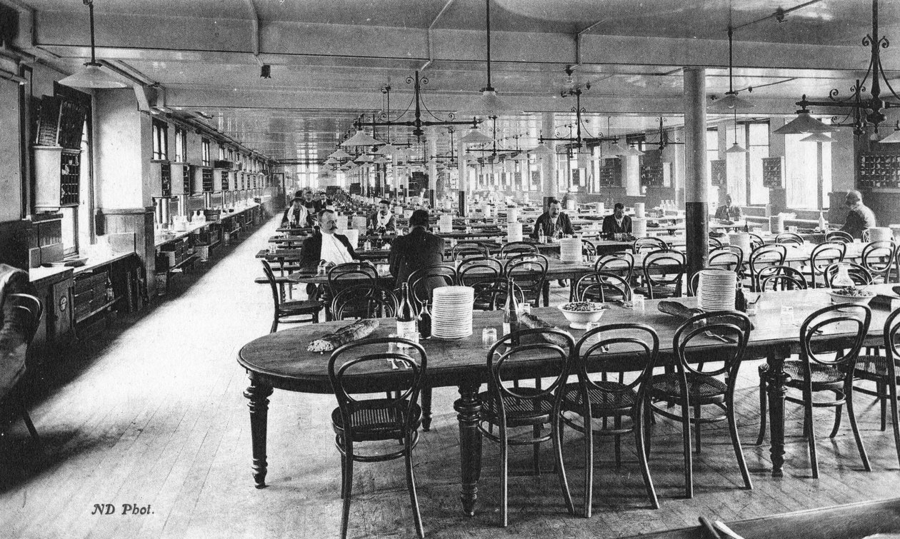 Eetkamer voor werknemers bij de Bon Marché Warenhuizen, Parijs, ca. 1890 door French Photographer