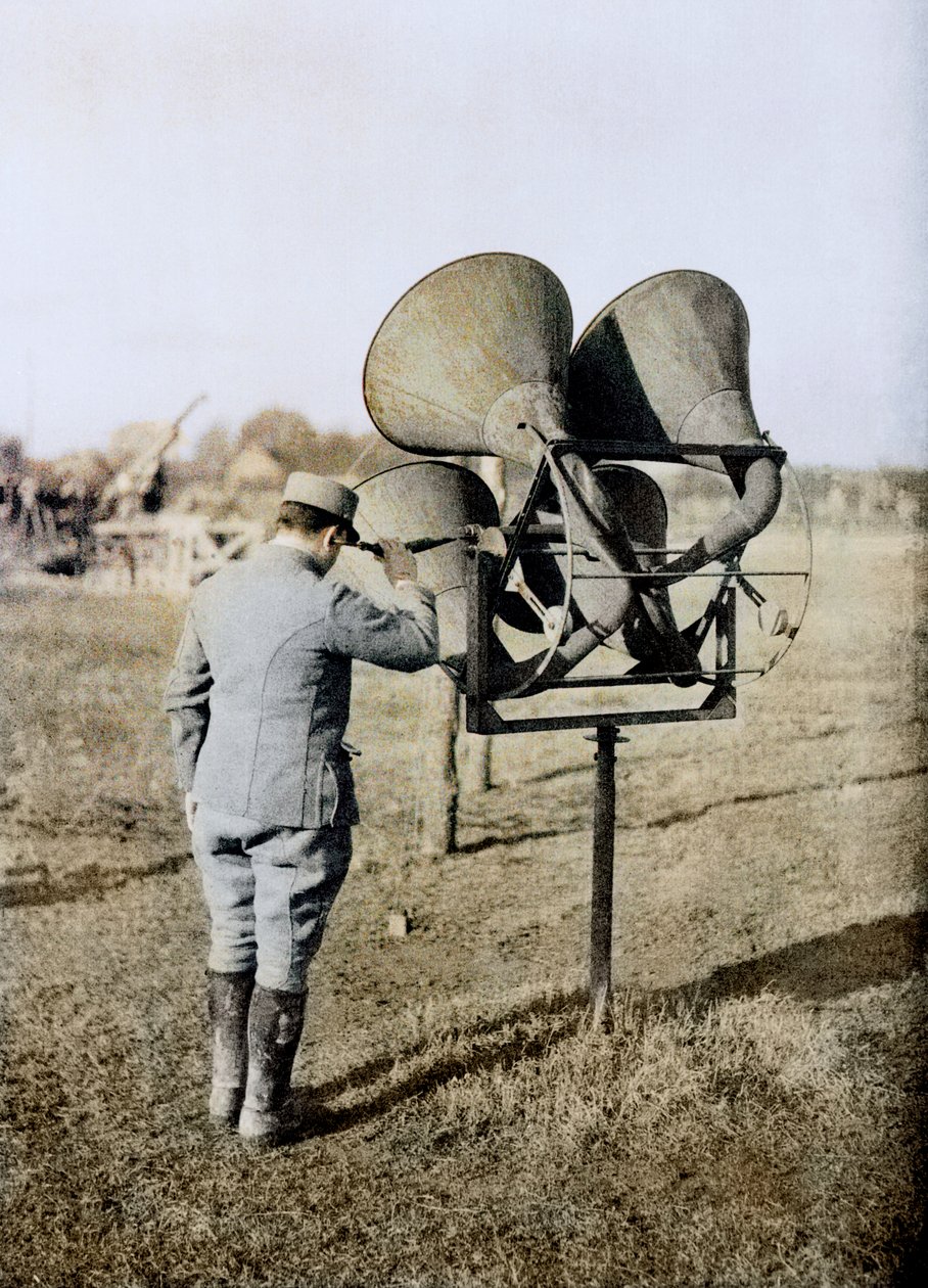 Franse soldaat met een akoestisch luisterapparaat dat vliegtuigen kan volgen, ter voorbereiding op luchtafweergeschut, Frankrijk, ca. 1916-18 door French Photographer