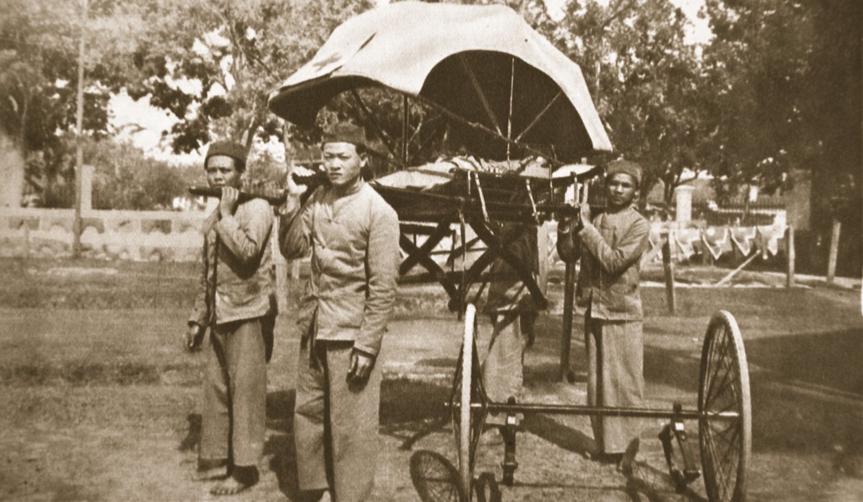 Van het Verre Oosten naar Europese slagvelden: een Rode Kruis partij, uit The Illustrated War News, 21 juni 1916 door French Photographer