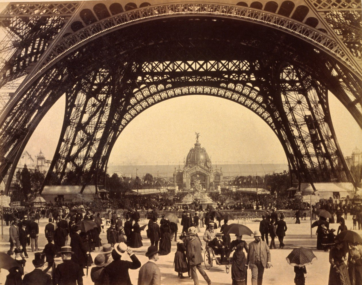 Kijkend door de basis van de Eiffeltoren, uitzicht op de Centrale Koepel, Parijse Tentoonstelling, 1889 door French Photographer
