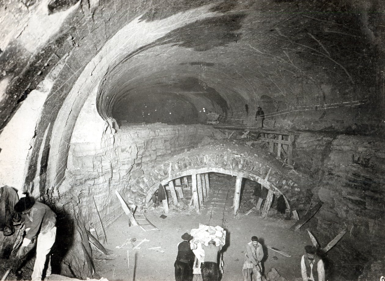 Aanleg van de tunnel bij Place de Roubaix voor het Metrostation bij Gare du Nord, Lijn 5, 7 mei 1906 door French Photographer