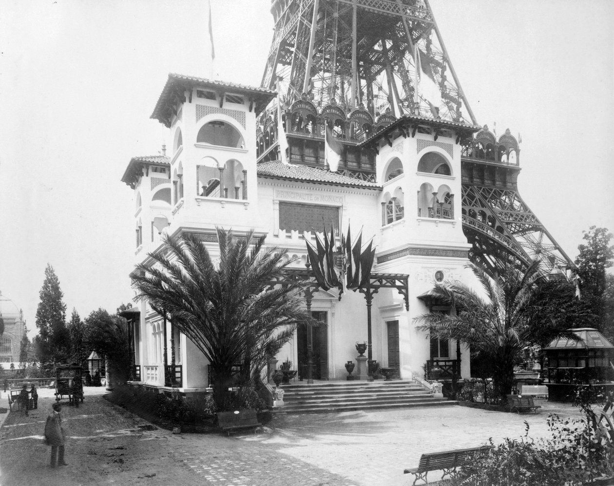 Paviljoen van Monaco, met de basis van de Eiffeltoren op de achtergrond, Parijse Tentoonstelling, 1889 door French Photographer
