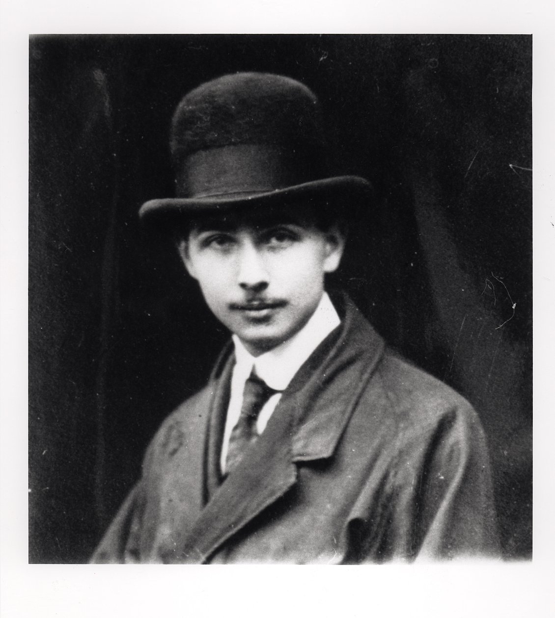 Portret van Louis Aragon (1897-1982) 1920 door French Photographer