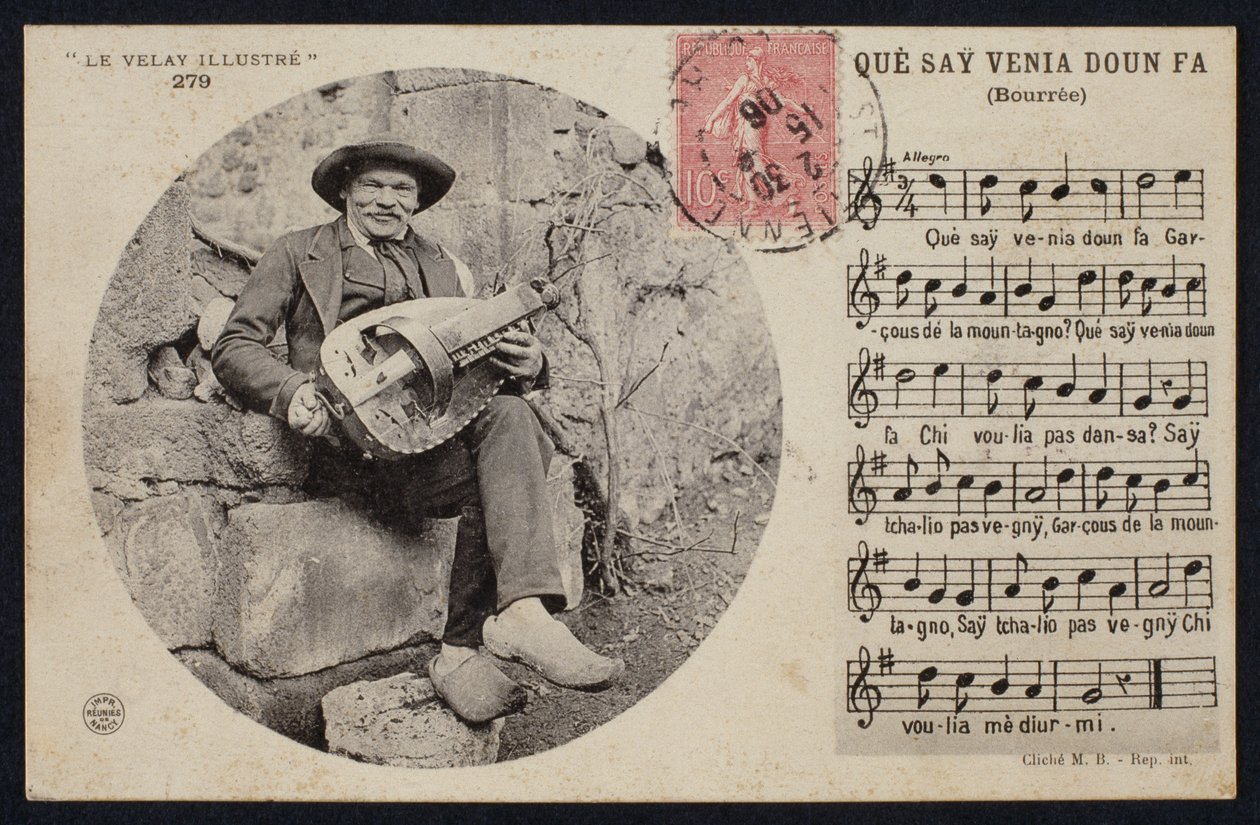 Ansichtkaart met een draailierspeler en het bladmuziek van een bourrée, ca.1900 door French Photographer