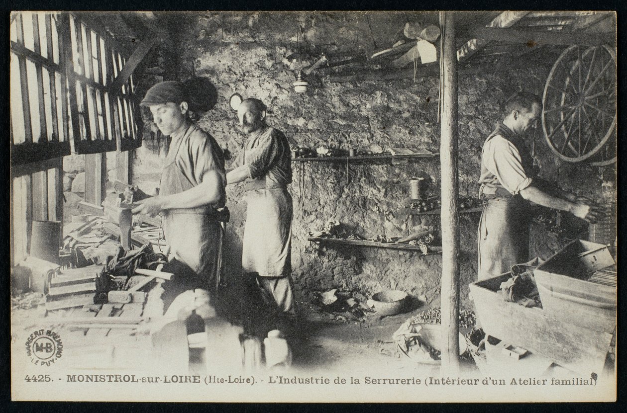 Ansichtkaart met een werkplaats van slotenmakers in Monistrol sur Loire, Le Puy-en-Velay, ca.1900 door French Photographer