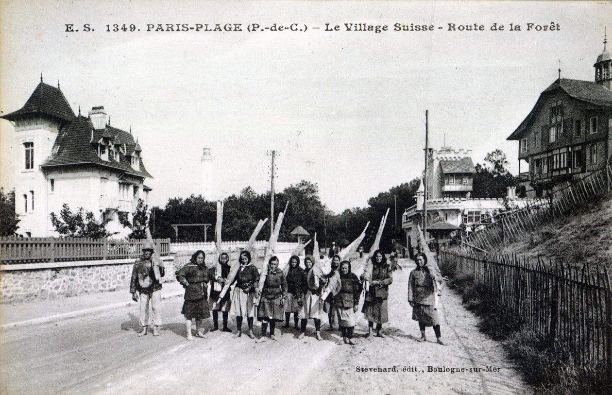 Ansichtkaart met garnalenvissers in het Village Suisse, Paris-Plage, ca. 1910 door French Photographer