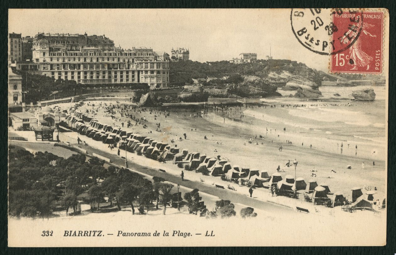 Ansichtkaart met het Grande Plage van Biarritz, ca.1900 door French Photographer