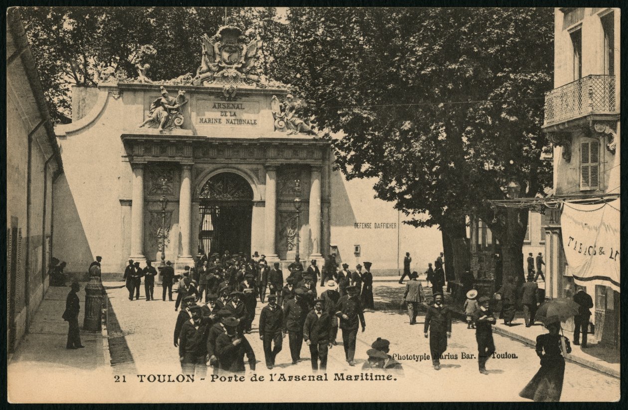 Ansichtkaart met de poort van het marinearsenaal, Toulon, ca. 1900 door French Photographer