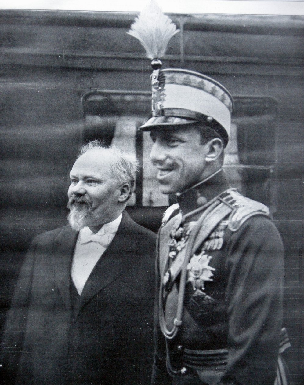 Raymond Poincare begroet koning Alfonso XIII van Spanje door French Photographer