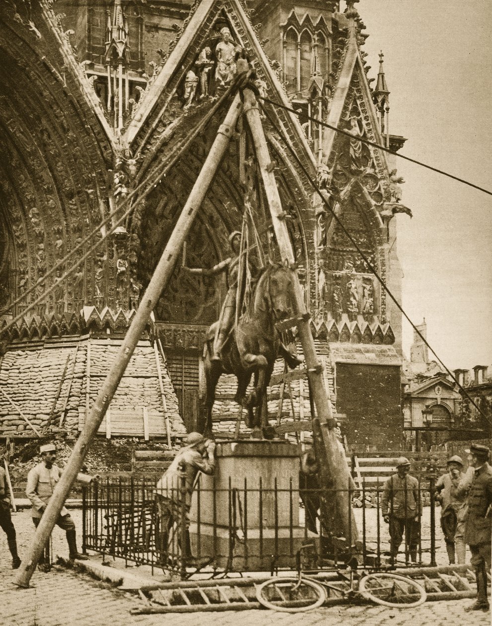 Kathedraal van Reims, bronzen standbeeld beveiligen, 1914-19 door French Photographer