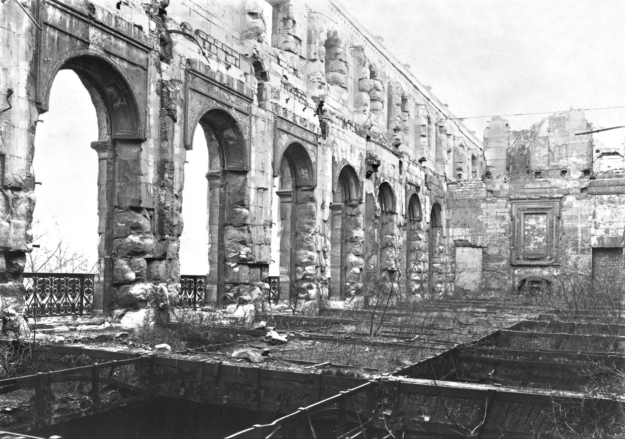 Ruïnes van de Cour des Comptes tijdens de Commune van Parijs, 1871 door French Photographer