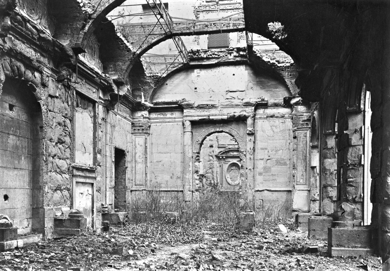 Ruïnes van de Cour des Comptes tijdens de Commune van Parijs, 1871 door French Photographer