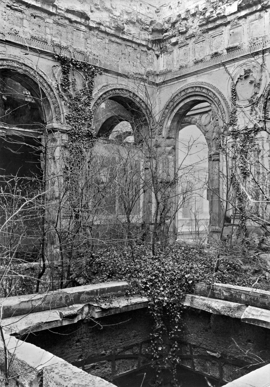 Ruïnes van de Cour des Comptes tijdens de Commune van Parijs, 1871 door French Photographer